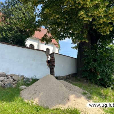 Roboty remontowe muru oporowego przy kościele prawosławnym pw. Zaśnięcia Przenajświętszej Bogarodzicy w Zimnej Wodzie.