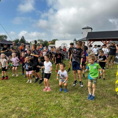 Runmageddon w gminie Lubin. Dzieci podczas imprezy.