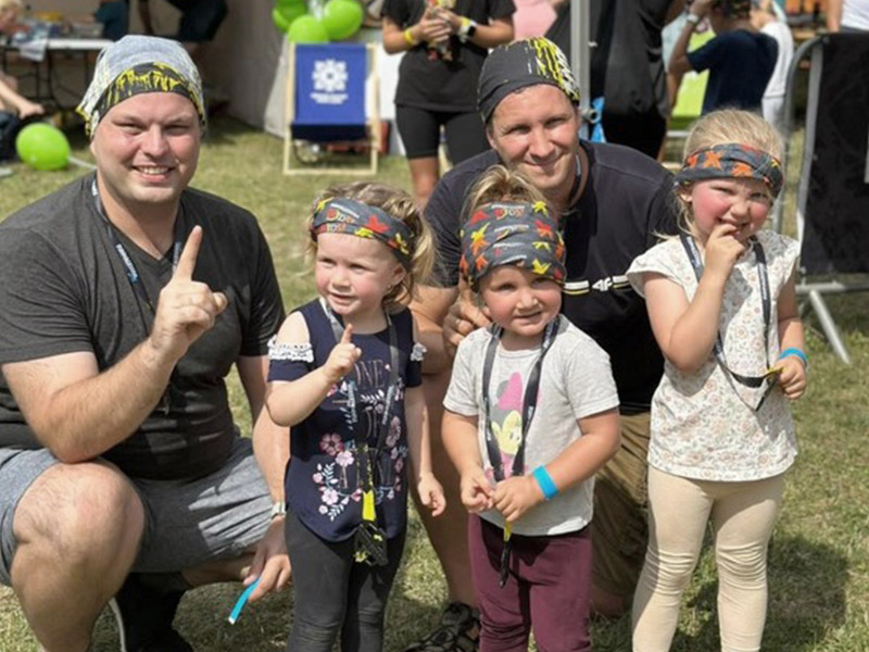 Runmageddon w gminie Lubin. Dorośli uczestnicy wraz z dziećmi.