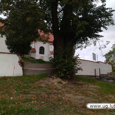 Roboty remontowe muru oporowego przy kościele prawosławnym pw. Zaśnięcia Przenajświętszej Bogarodzicy w Zimnej Wodzie. Widok przed remontem.