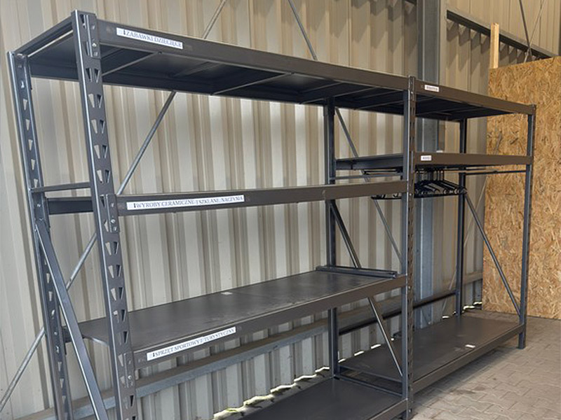 Punkt Ponownego Użycia w gminie Lubin - regał na rzeczy do ponownego użycia.