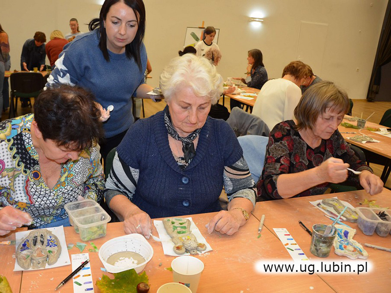 Seniorzy podczas zajęć artystycznych