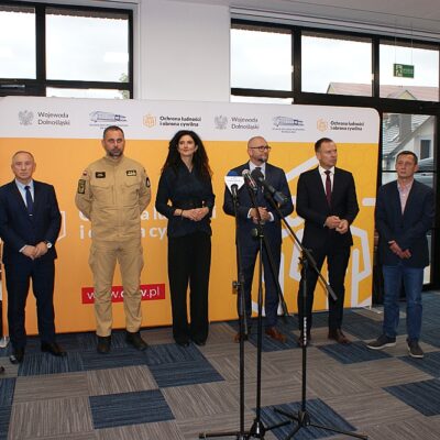 Konferencja poświęcona bezpieczeństwu w czasie kryzysu. Członkowie spotkania podczas konferencji.