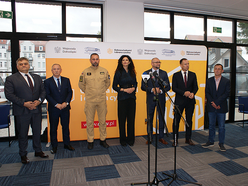 Konferencja poświęcona bezpieczeństwu w czasie kryzysu. Członkowie spotkania podczas konferencji.