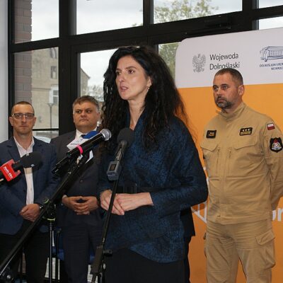 Konferencja poświęcona bezpieczeństwu w czasie kryzysu. Wojewoda Dolnośląska Anna Żabska.