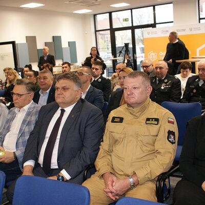 Konferencja poświęcona bezpieczeństwu w czasie kryzysu. Goście obecni na sali.