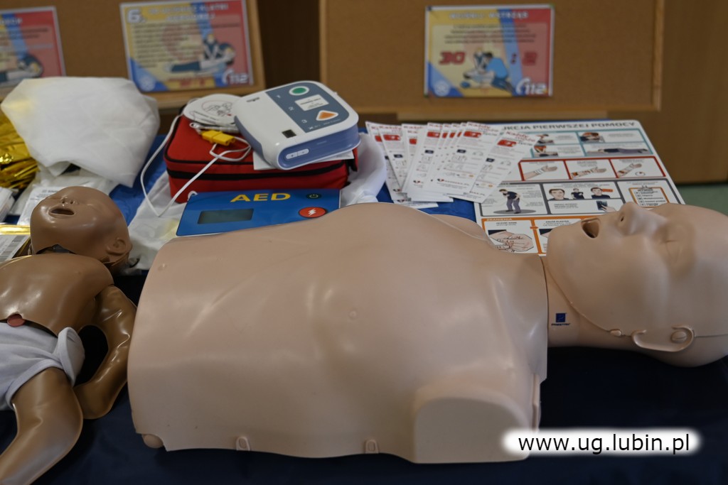 Nowoczesny sprzęt do nauki pierwszej pomocy w szkole podstawowej w Siedlcach.