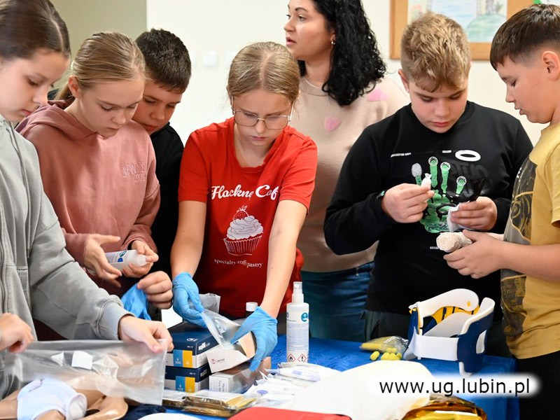 Dzieci ze Szkoły Podstawowej w Siedlcach podczas zajęć ze sprzętem do nauki pierwszej pomocy.