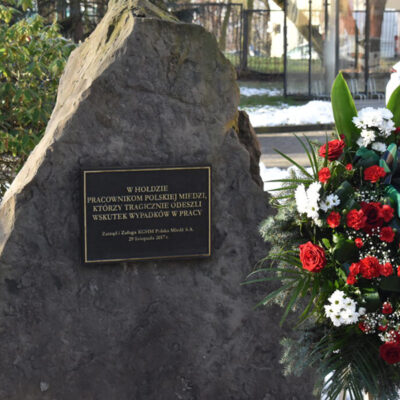 Pamiątkowy obelisk z wrytą tablicą: „W hołdzie pracownikom Polskiej Miedzi, którzy tragicznie odeszli wskutek wypadków w pracy”