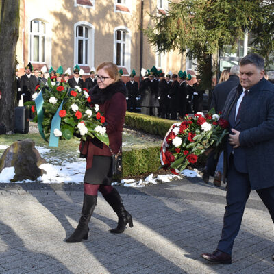 Dzień Pamięci Ofiar Wypadków przy Pracy w KGHM. Wójt gminy Lubin składający wieniec pod pomnikiem poległych.
