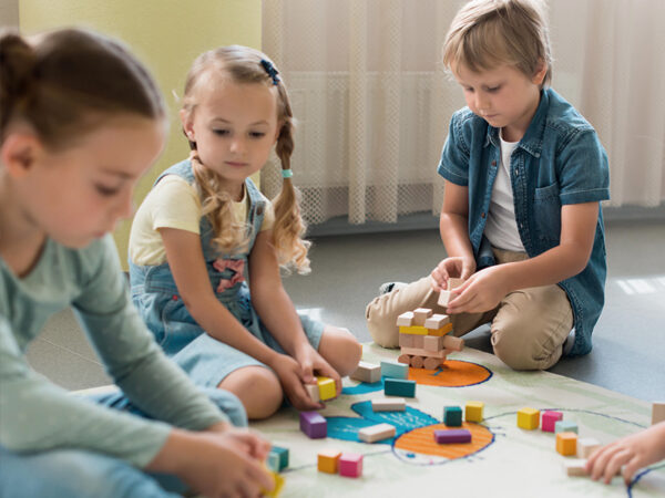 Dzieci bawiące się klockami w przedszkolu