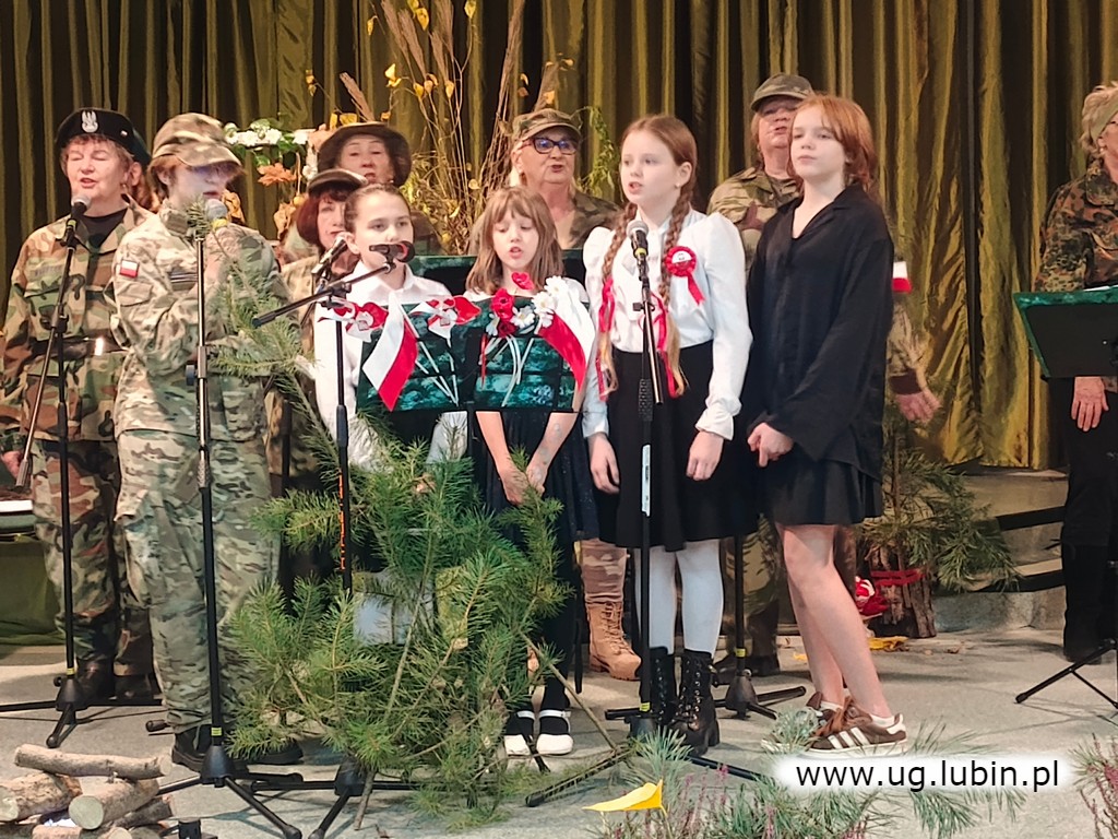 Wieczór poezji i pieśni patriotycznej w Osieku. Występy na scenie.