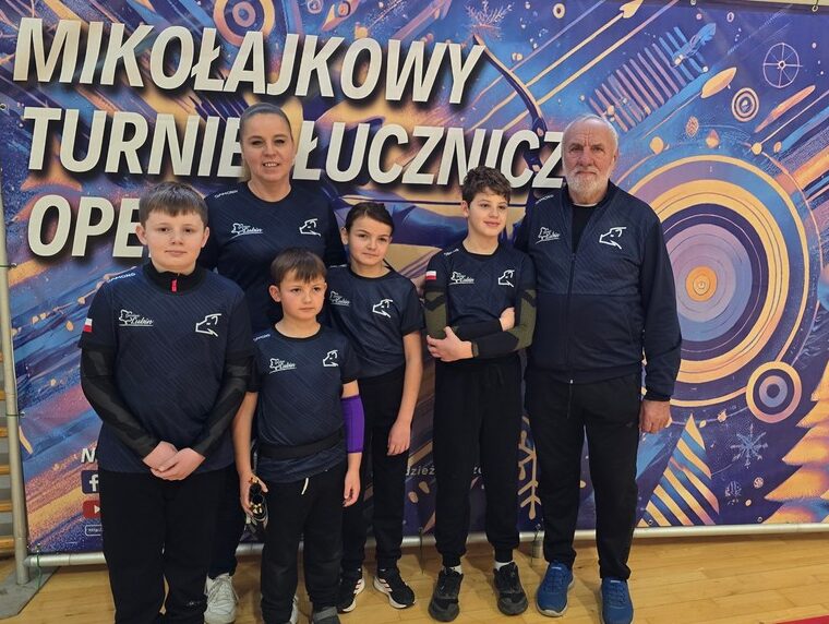 Łucznicy z Raszówki na mikołajkowym turnieju w Legnickim Polu.