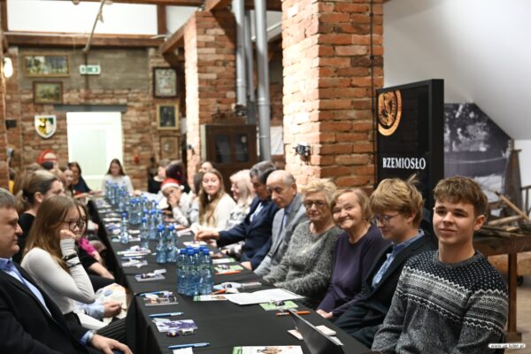 Uczestnicy spotkania międzypokoleniowego.