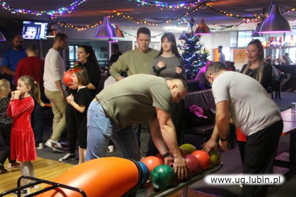 Uczestnicy Mikołajkowego Turnieju Bowlingowego