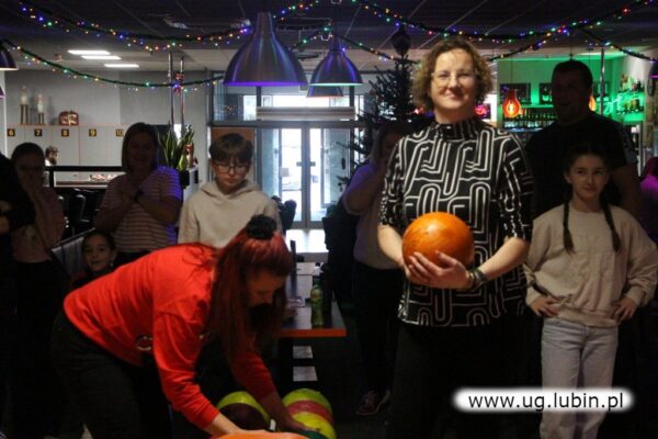 Uczestnicy Mikołajkowego Turnieju Bowlingowego.