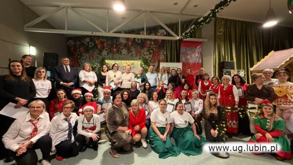 Zdjęcie grupowe przedstawiające uczestników jarmarku.