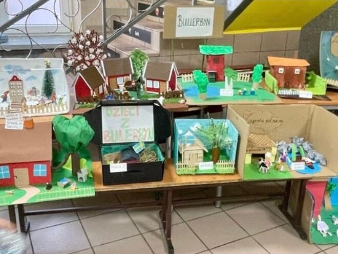 Makiety przedstawiające zagrody z lektury ,,Dzieci z Bullerbyn".
