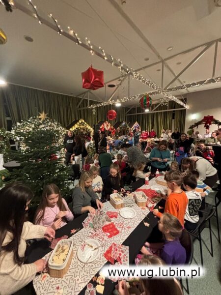 Warsztaty robienia drewnianych ozdób choinkowych.