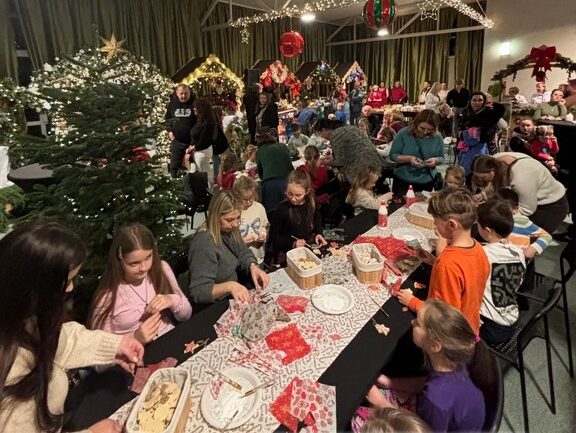 Warsztaty robienia drewnianych ozdób choinkowych.