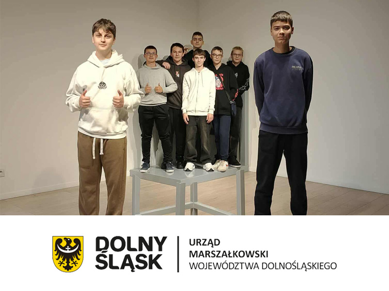 Młodzi chłopcy podczas wycieczki szkolnej pn. „Poznaj Dolny Śląsk” Młodzi chłopcy podczas wycieczki szkolnej pn. "Poznaj Dolny Śląsk"