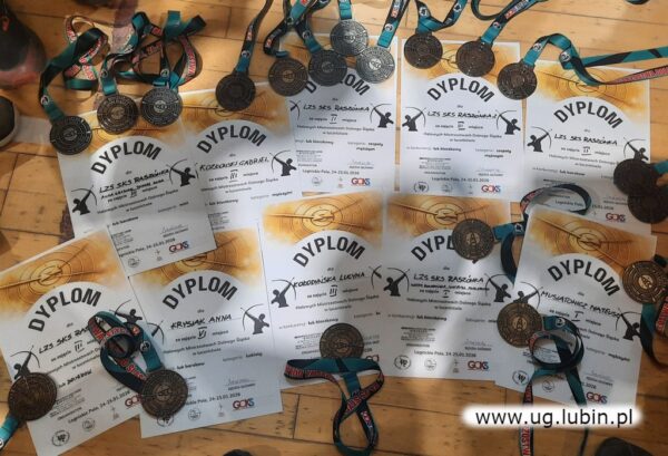 Medale i dyplomy zdobyte przez łuczników z Raszówki.