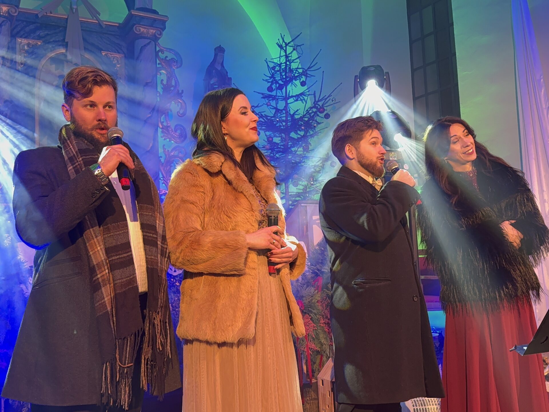 Artyści śpiewający podczas świąteczno-noworocznego koncertu.