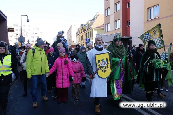 Orszak Trzech Króli maszerujący ulicami Lubina. 