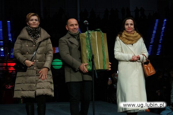 Samorządowcy prezkazujący dar Dzieciątku.