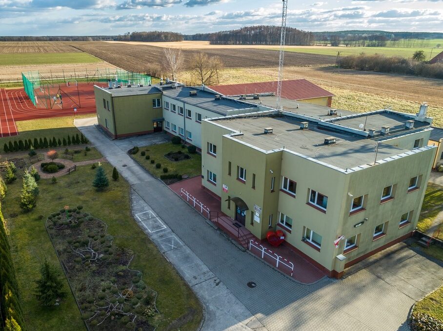 Szkoła w Krzeczynie Wielkim, zdjęcie z drona.