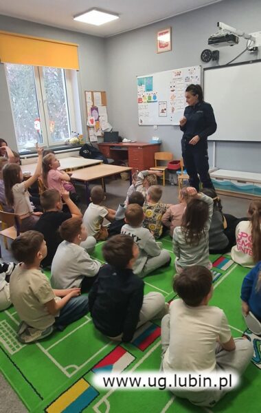 Spotkanie z policjantką w przedszkolu. 