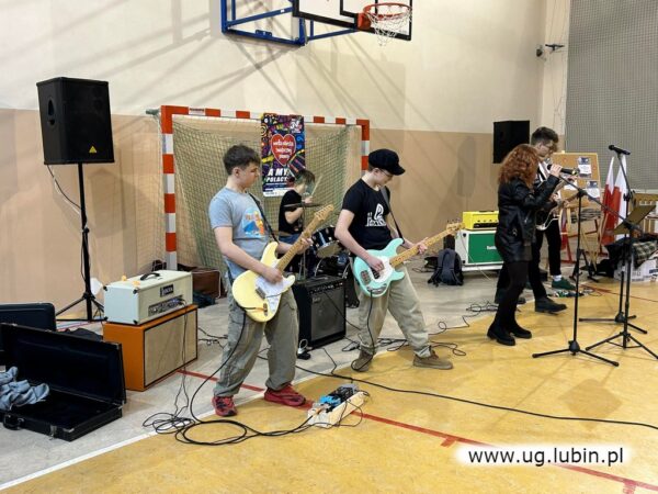 Finał Wielkiej Orkiestry Świątecznej Pomocy w szkole w Szklarach Górnych.