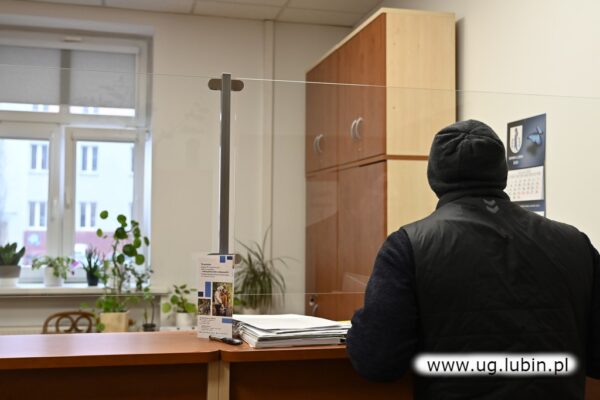 Duże zainteresowanie odbiorem osobistym decyzji podatkowych oraz utrudnienia związane  od wczoraj z gołoledzią,  spowodowały, że termin ich odbioru w Urzędzie Gminy Lubin został wydłużony. Decyzje będzie można odebrać osobiście aż do 13 lutego.