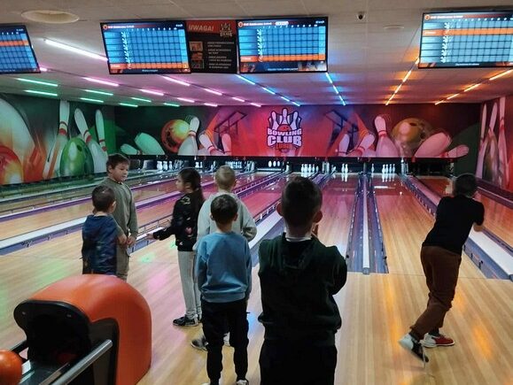 Uczniowie z Niemstowa na kręglach.