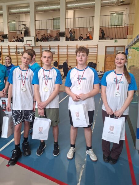 Zdjęcie zawodników biorących udział w tenisie stołowym w ramach Dolnośląskiej Olimpiady Sportowej im.Tadeusza Kielana.