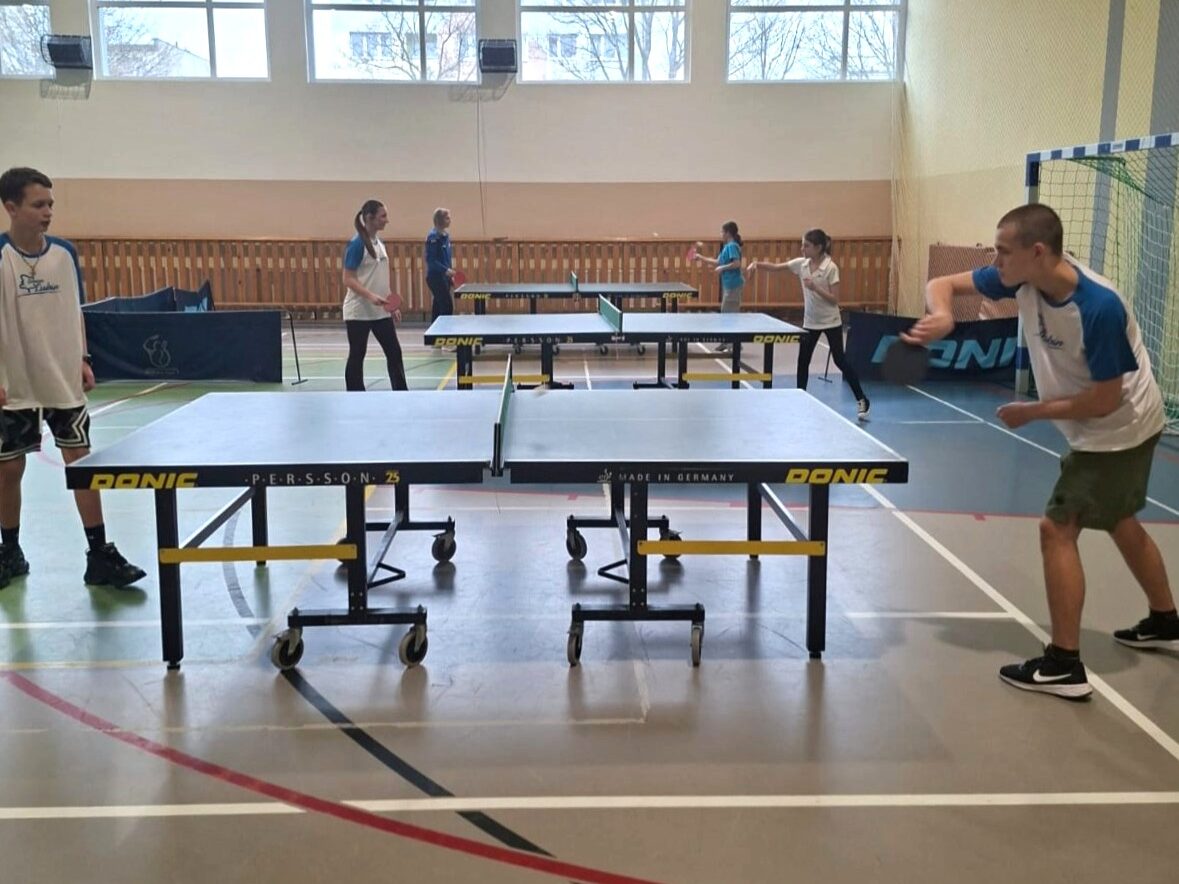 Zdjęcie zawodników grających w tenisa stołowego w ramach Dolnośląskiej Olimpiady Sportowej im.Tadeusza Kielana.