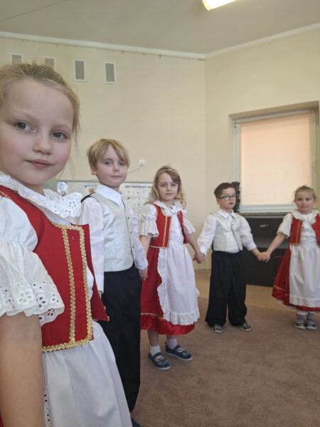 przedszkolaki tańczą