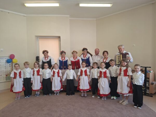 przedszkolaki tańczą