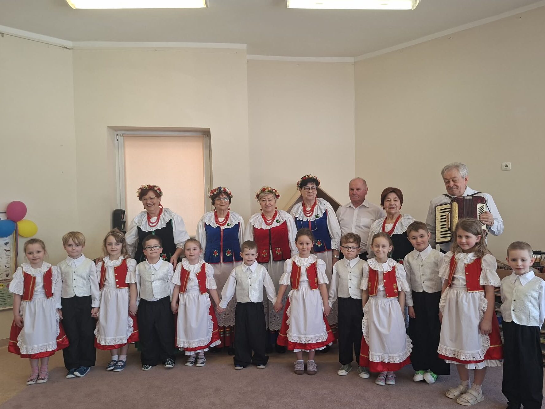 przedszkolaki tańczą