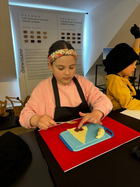 Dzień Przyjaźni Polsko-Francuskiej. Warsztaty zorganizowane przez Ośrodek Kultury Gminy Lubin.  