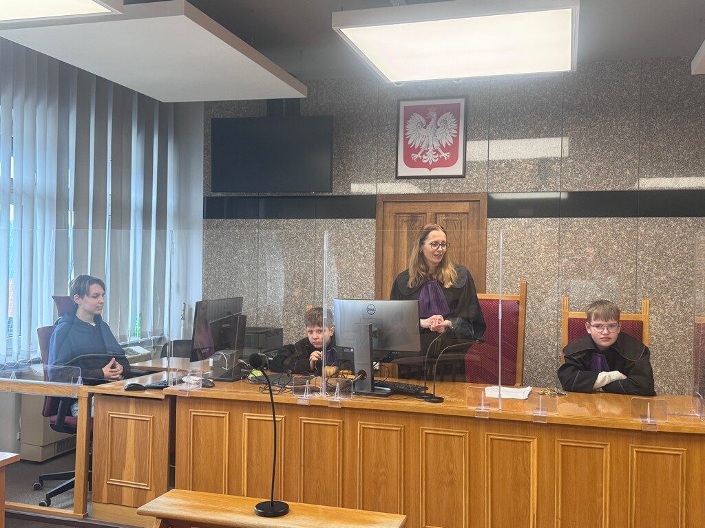 Uczniowie z SP Krzeczyn Wielki na lekcji w sądzie.