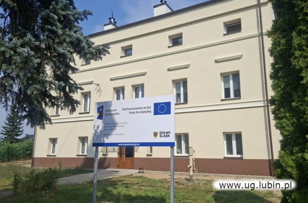 Budynek Zimna Woda 27 z tablicą fundusze Unii Europejskiej